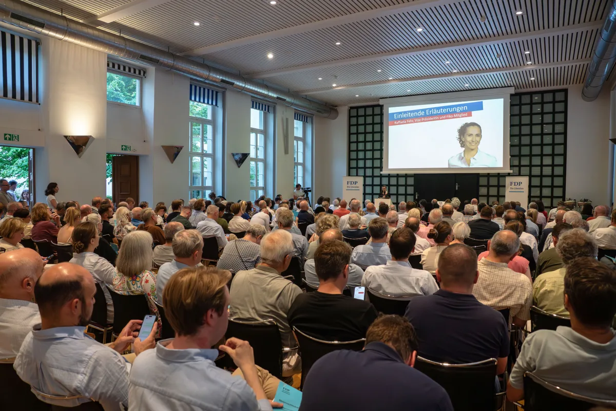 Etwa 200 Personen harrten in der Hitze des Saals aus, um mitzuentscheiden. Die vollbesetzten Stuhlreihen im Zürcher Glockenhof.